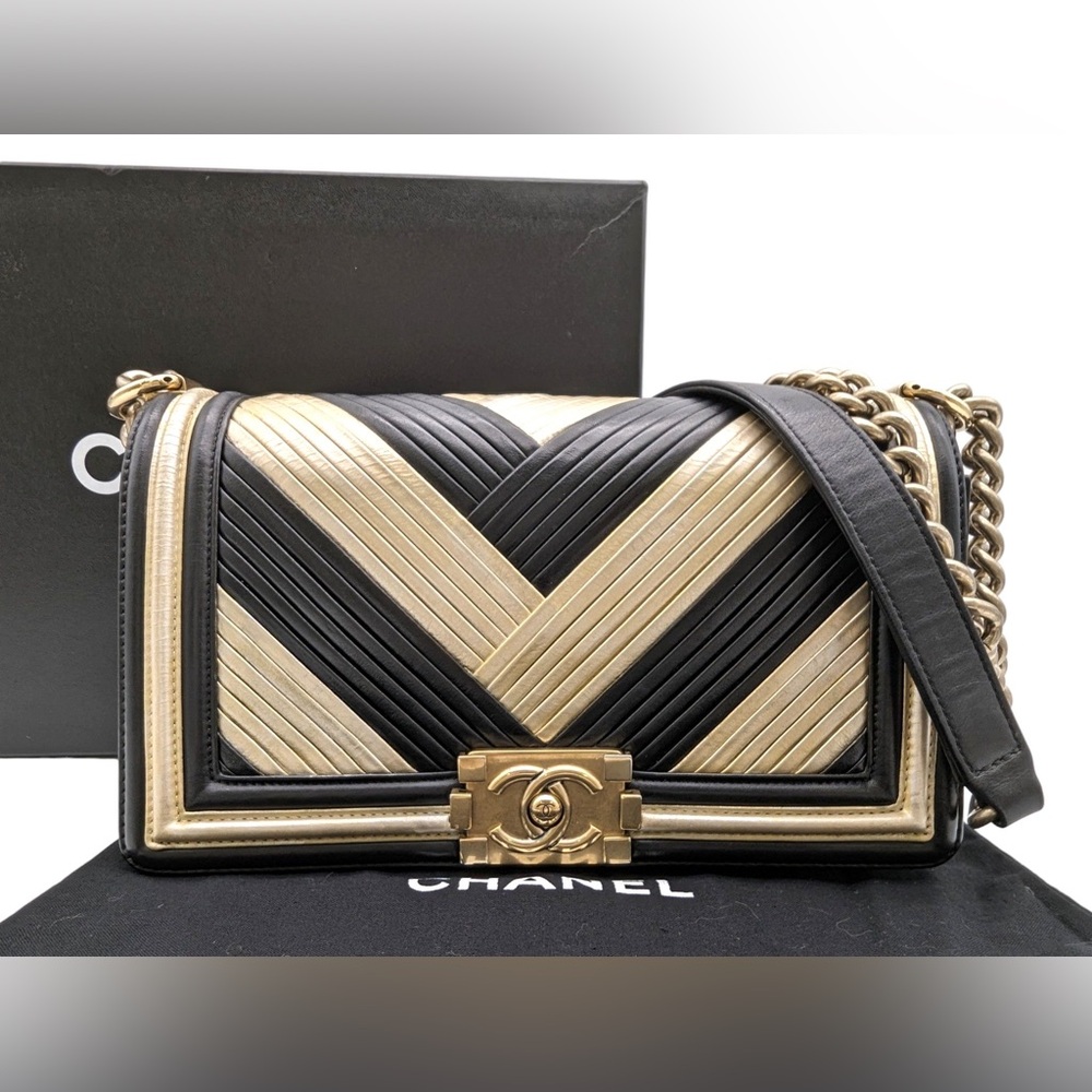 Chanel gold and black chevron pleated lambskin boy bag - EUC 🦄
